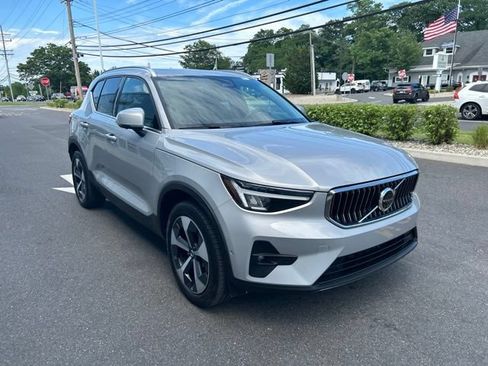 Used 2025 Volvo XC40 B5 Plus AWD/4WD image 6