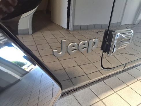 Used 2023 Jeep Gladiator Sport AWD/4WD image 6
