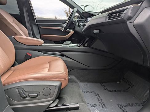Used 2022 Audi e-tron Premium w/ Convenience Plus Package image 3