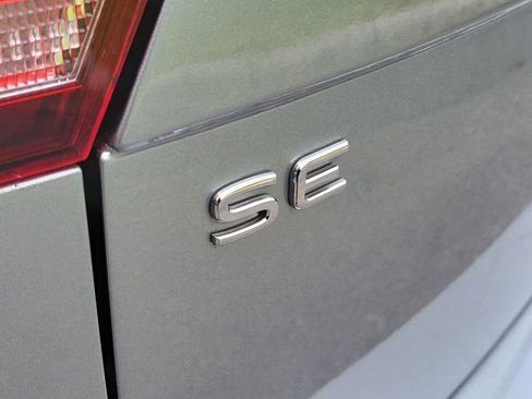 Used 2024 Volkswagen Tiguan SE w/ Panoramic Sunroof Package FWD image 5