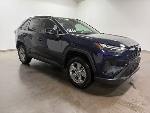 Used 2025 Toyota RAV4 XLE AWD/4WD image 2