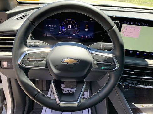 Used 2025 Chevrolet Traverse LT w/ Sun and Wheel Package FWD image 24