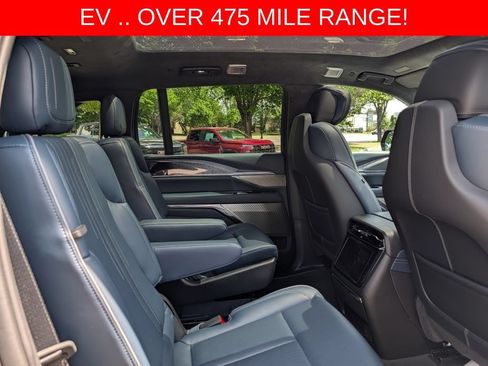 Used 2025 Cadillac Escalade IQ Luxury 2 w/ LPO, Premium Carpet Package AWD/4WD image 21