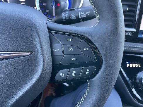 Used 2025 Chrysler Pacifica Limited image 23