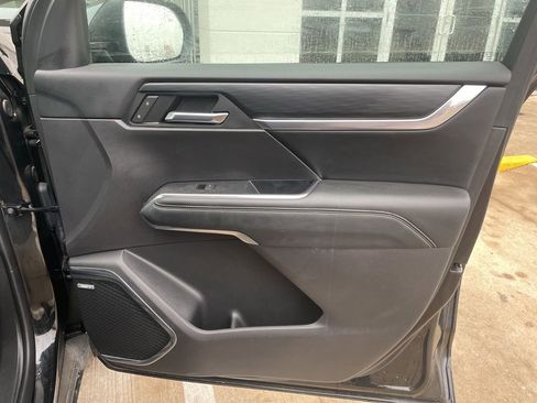 Used 2025 GMC Acadia Elevation image 17