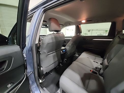 Used 2017 Toyota Highlander LE FWD image 15
