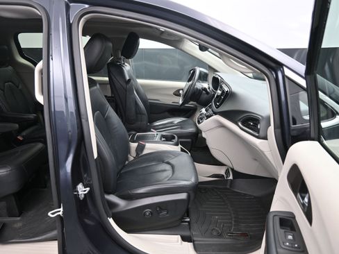 Used 2019 Chrysler Pacifica Touring-L Plus w/ Advanced Safetytec Group FWD image 11