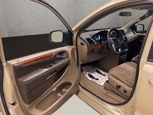 Used 2011 Chrysler Town & Country Touring w/ Entertainment Group #1 FWD image 11