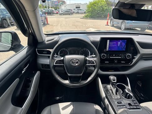 Used 2023 Toyota Highlander XLE AWD/4WD image 13