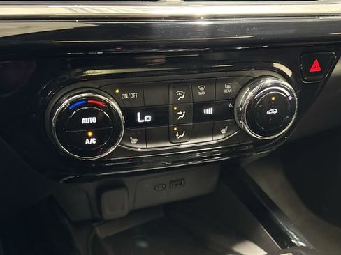 Certified 2025 Chevrolet Trax RS w/ Sunroof Package FWD image 20