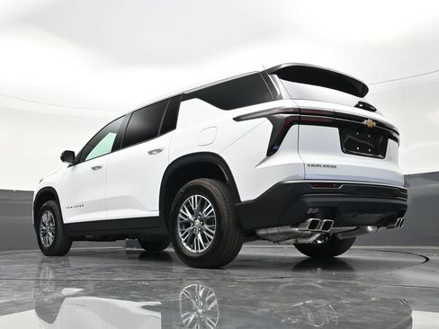 Used 2025 Chevrolet Traverse LT FWD image 19