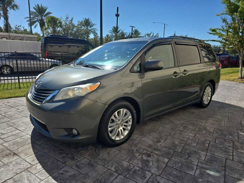 Used 2014 Toyota Sienna XLE image 8