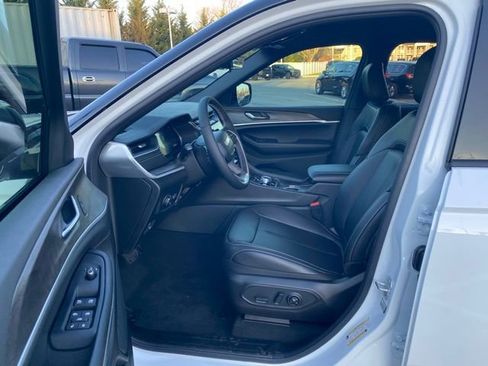 New 2025 Jeep Grand Cherokee Limited image 16