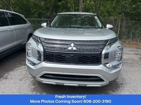 Used 2024 Mitsubishi Outlander SE AWD/4WD image 2