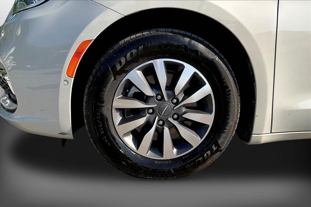 Used 2021 Chrysler Pacifica Touring-L w/ Uconnect Theater Family Group FWD image 33