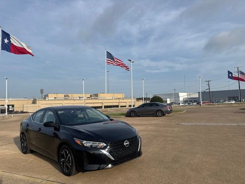 Certified 2025 Nissan Sentra SV FWD image 1