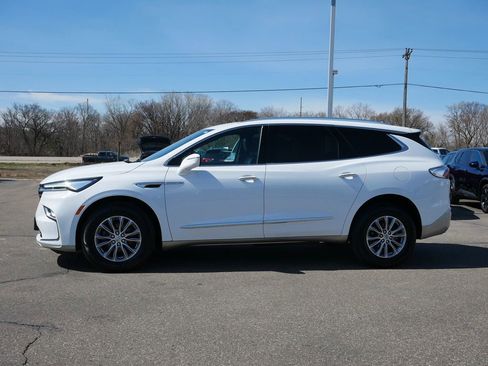 Used 2023 Buick Enclave Essence image 4