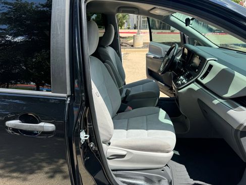 Used 2020 Toyota Sienna L image 16