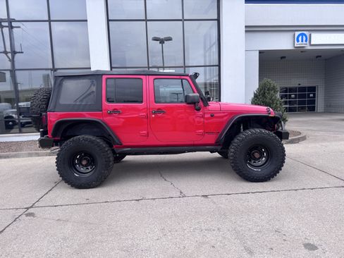 Used 2016 Jeep Wrangler Unlimited Rubicon w/ Connectivity Group image 14