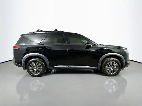 Used 2023 Nissan Pathfinder SV image 7