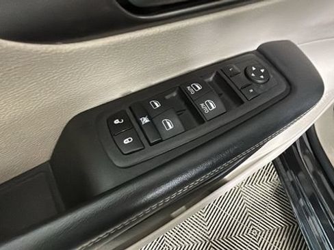 Used 2023 Chrysler Pacifica Touring-L FWD image 10