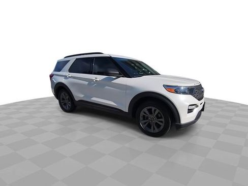 Used 2021 Ford Explorer XLT w/ Equipment Group 202A RWD image 2