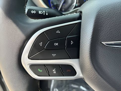 Used 2024 Chrysler Pacifica Touring-L FWD image 19