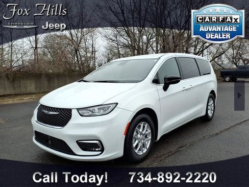 Certified 2026 Chrysler Pacifica Select FWD image 3