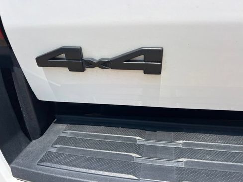Used 2025 Toyota Tacoma SR5 AWD/4WD image 17