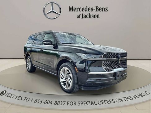 Used 2025 Lincoln Navigator Reserve AWD/4WD image 7