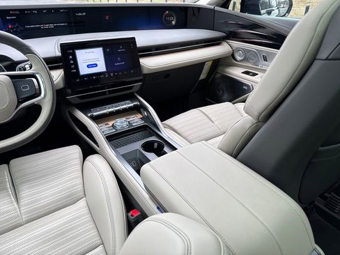 Used 2025 Lincoln Nautilus Reserve image 30