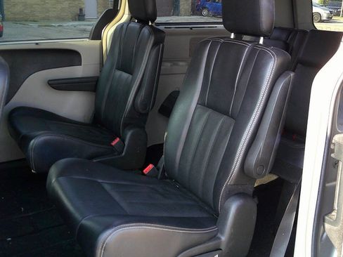 Used 2015 Chrysler Town & Country Touring-L w/ Driver Convenience Group FWD image 18