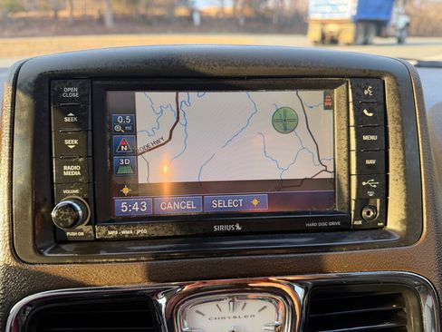 Used 2011 Chrysler Town & Country Limited image 18