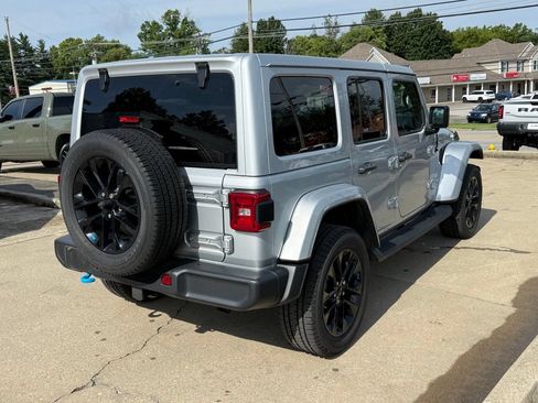 Used 2022 Jeep Wrangler Unlimited Sahara w/ Cold Weather Group AWD/4WD image 6