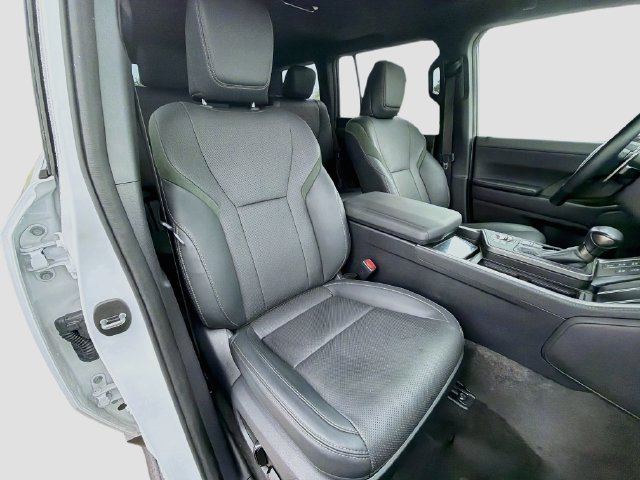 Used 2025 Lexus GX 550 AWD/4WD image 16