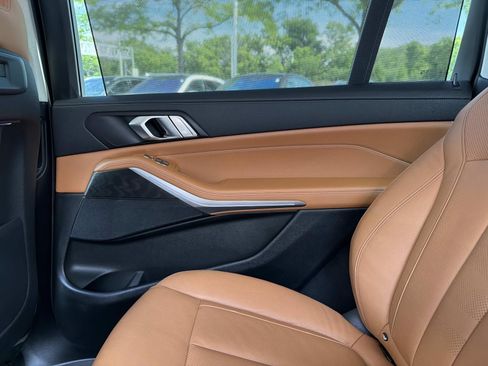 Used 2022 BMW X7 xDrive40i w/ Premium Package AWD/4WD image 14