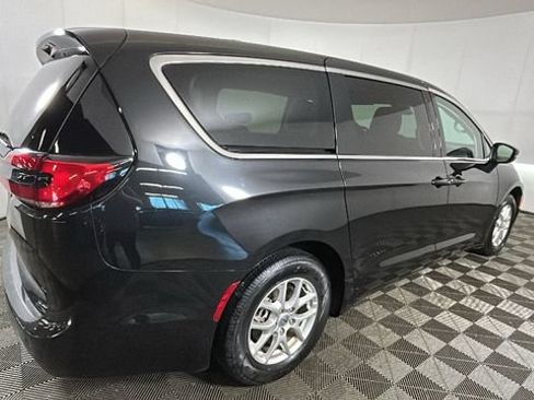 Used 2023 Chrysler Pacifica Touring-L FWD image 2
