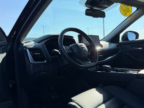 Used 2025 Nissan Rogue SL w/ Tech Package FWD image 12