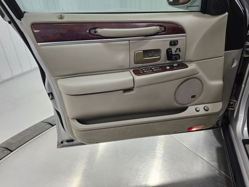 Used 2005 Lincoln Town Car Signature Limited image 28