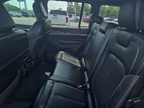Used 2024 Jeep Grand Cherokee Limited w/ Luxury Tech Group II RWD image 18
