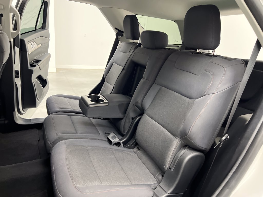 Used 2025 Ford Explorer Active AWD/4WD image 16