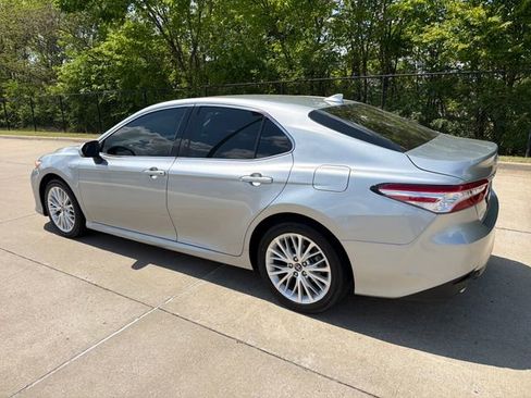 Used 2020 Toyota Camry XLE image 3
