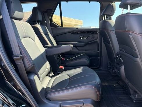 Used 2025 Honda Pilot TrailSport image 7