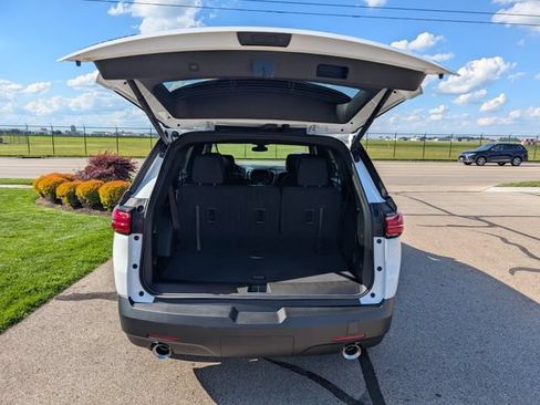 Used 2023 Chevrolet Traverse LT FWD image 9