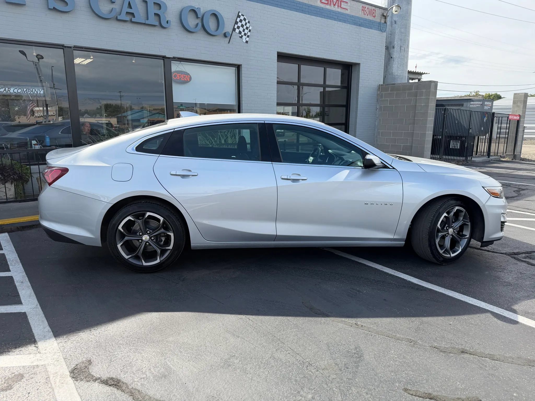 Used 2022 Chevrolet Malibu LT FWD image 9