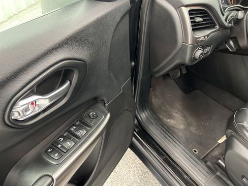 Used 2020 Jeep Cherokee Latitude Plus FWD image 19