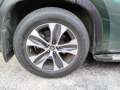 Used 2023 Toyota Highlander XLE FWD image 12