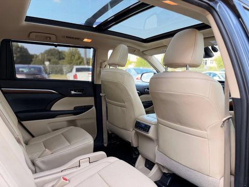 Used 2019 Toyota Highlander Limited Platinum FWD image 22
