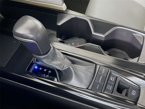 Used 2025 Toyota Camry SE w/ Convenience Package image 20