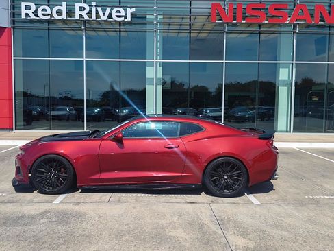Used 2017 Chevrolet Camaro LT RWD image 1